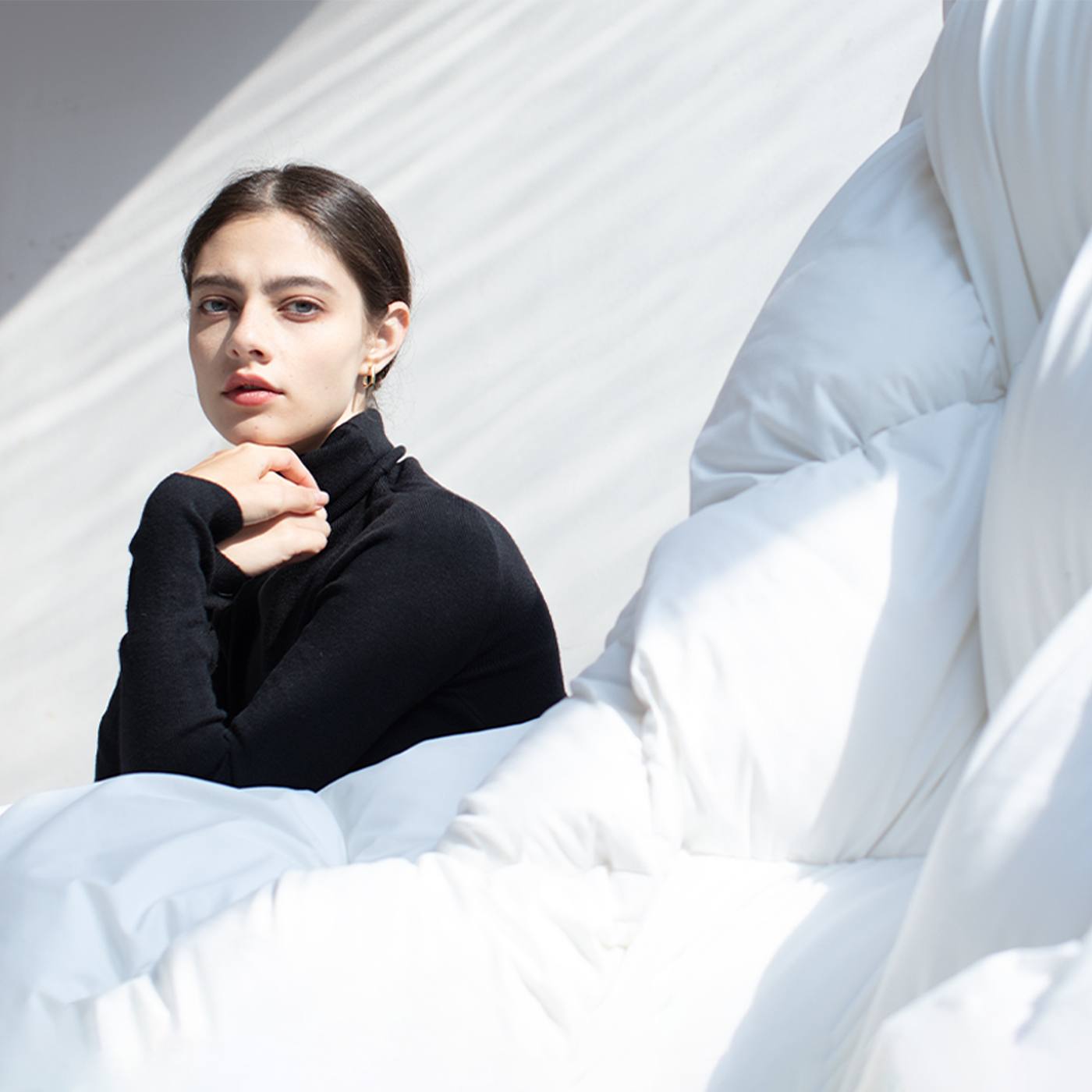 A woman is framed with an APSMILE style white duvet, showing the fluffy texture of the product and the scenarios in which it is used.